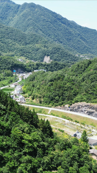 航拍大山中的公路竖屏