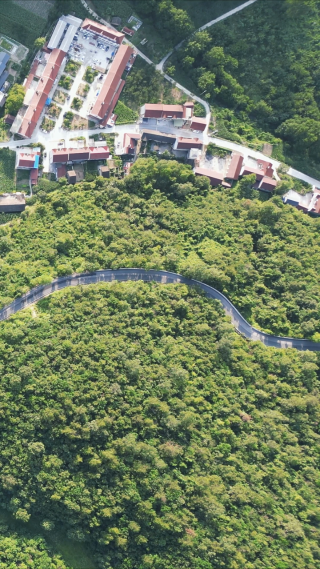 航拍大山中的公路竖屏