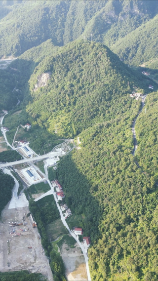 航拍大山中的公路竖屏