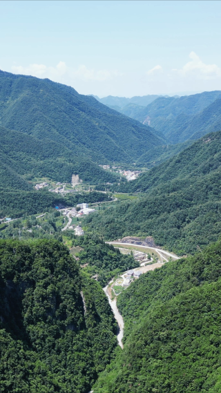 航拍大山中的公路竖屏