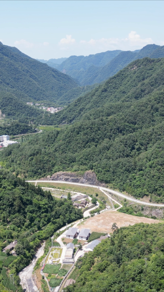 航拍大山中的公路竖屏