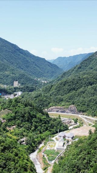 航拍大山中的公路竖屏