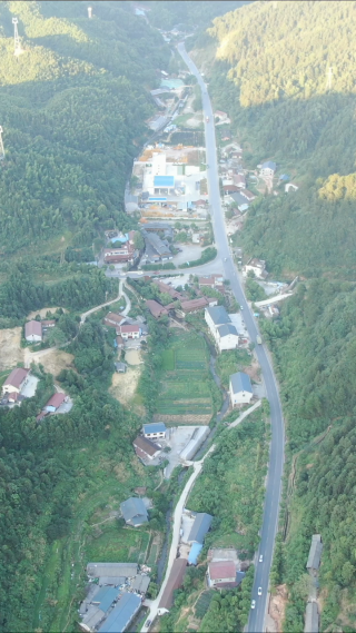 航拍大山山谷乡村公路竖屏 