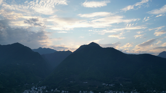 航拍大山日落晚霞夕阳