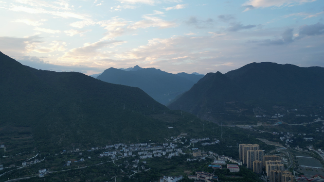 航拍大山日落晚霞夕阳
