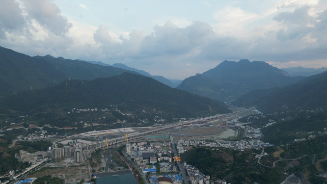 航拍大山日落晚霞夕阳
