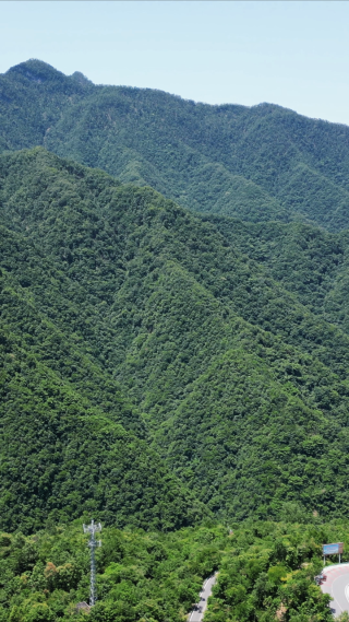 航拍大自然连绵起伏山峰
