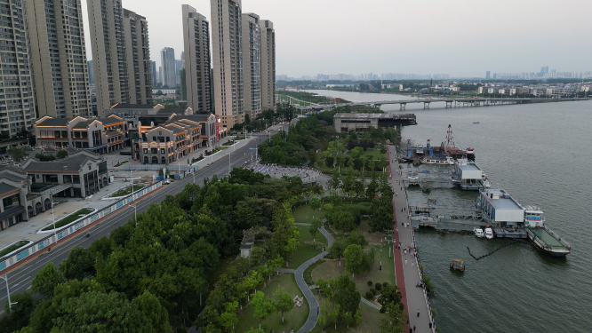 航拍市民跳舞广场舞大妈