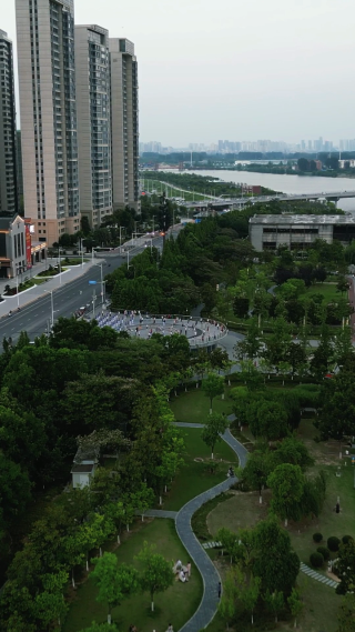 航拍广场舞大妈跳广场舞 