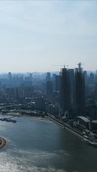 航拍武汉城市清晨迷雾竖屏