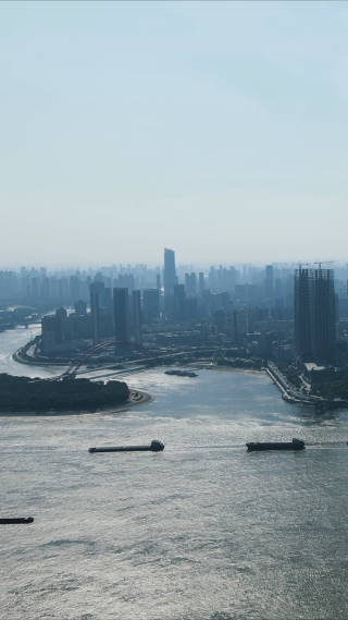 航拍武汉城市清晨迷雾竖屏