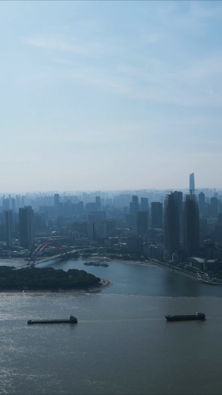 航拍武汉城市清晨迷雾竖屏