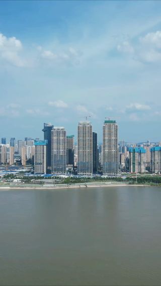 航拍武汉长江边高楼建筑竖屏