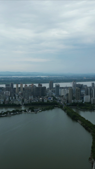 航拍水上唯美公路黄石杭州路