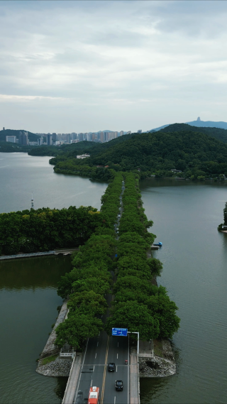 航拍水上唯美公路黄石杭州路