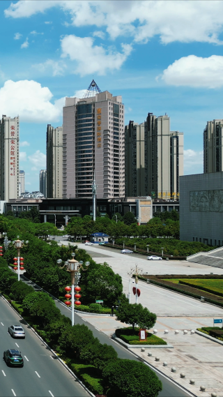 航拍江西抚州城市风光交通竖屏