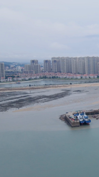 航拍海边游船码头