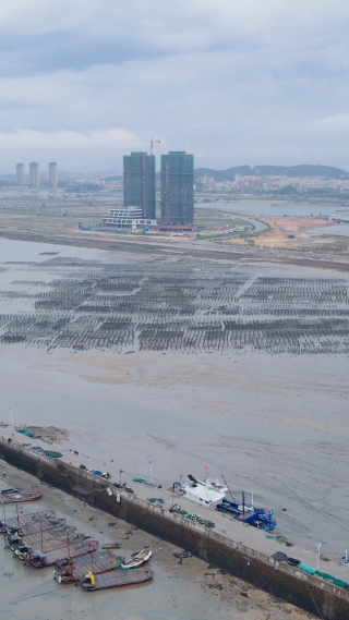 航拍海边退潮后渔船