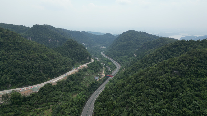 航拍湖北三峡高速公路交通