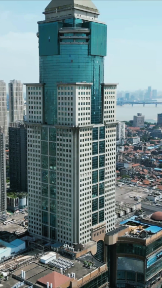 航拍湖北武汉城市密集高楼建筑竖屏