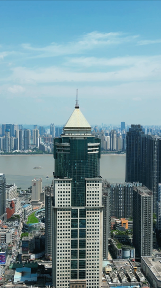 航拍湖北武汉城市密集高楼建筑竖屏