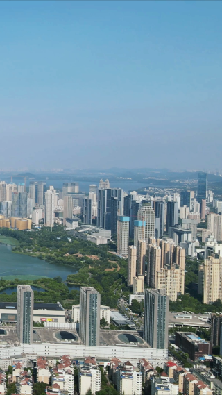 航拍湖北武汉沙湖片区高楼建筑竖屏