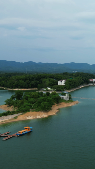 航拍湖北洈水4A景区游船码头竖屏