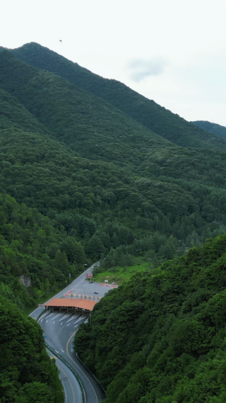 航拍湖北神农架5A景区关门山