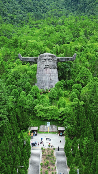 航拍湖北神农架5A景区神农坛竖屏