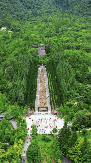 航拍湖北神农架5A景区神农坛竖屏