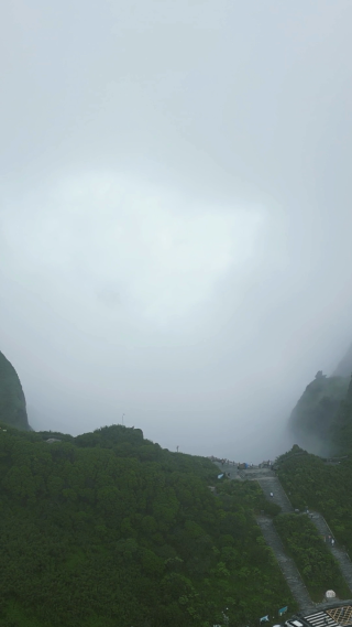 航拍湖北神农架5A景区神农谷云雾缭绕