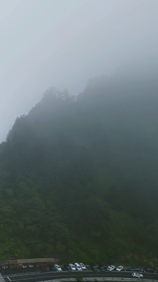 航拍湖北神农架5A景区神农谷云雾缭绕