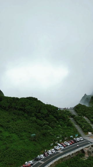 航拍湖北神农架5A景区神农谷云雾缭绕