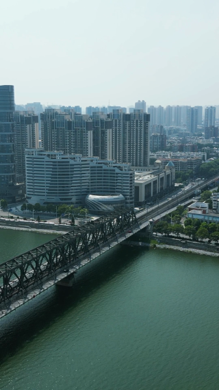 航拍湖北襄阳汉江桥梁交通竖屏