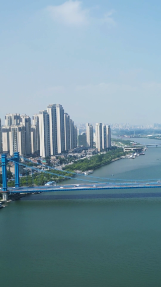 航拍湖北襄阳汉江桥梁交通竖屏