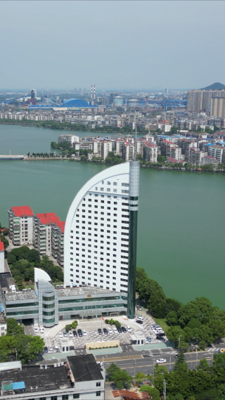 航拍湖北鄂州公安大楼竖屏