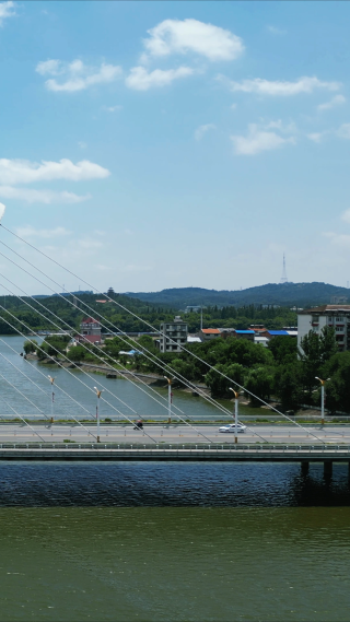 航拍湖北随州城市蓝天白云天际线竖屏