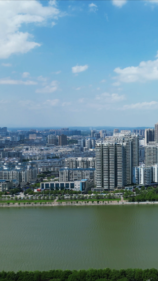 航拍湖北随州城市蓝天白云天际线竖屏