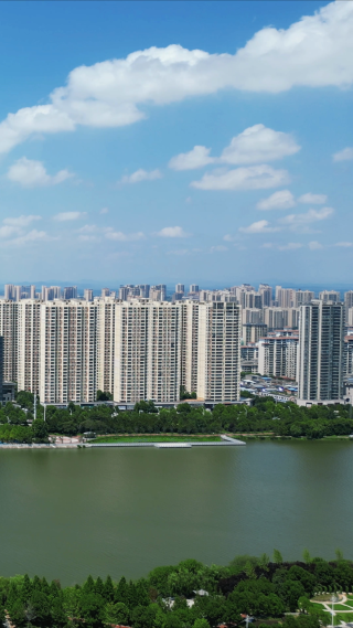 航拍湖北随州城市蓝天白云天际线竖屏