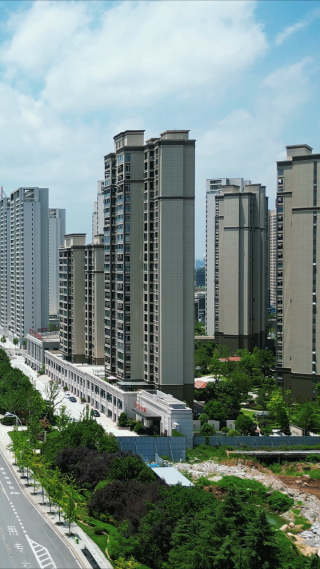 航拍湖北随州城市蓝天白云天际线竖屏