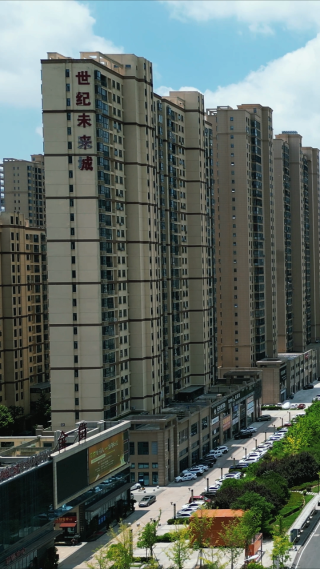 航拍湖北随州城市蓝天白云天际线竖屏