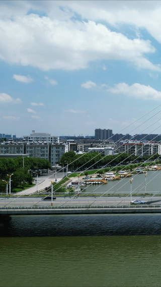 航拍湖北随州城市蓝天白云天际线竖屏