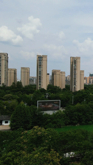 航拍湖北黄冈城市建设竖屏