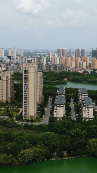 航拍湖北黄冈城市建设竖屏