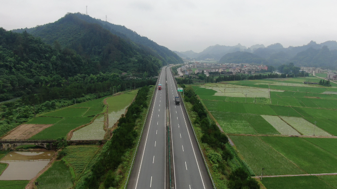 航拍田园中的高速公路交通