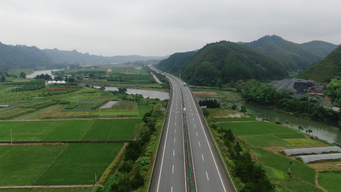 航拍田园中的高速公路交通