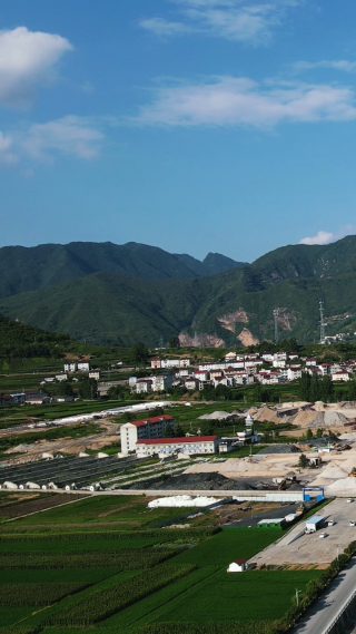 航拍美丽乡村田园农业种植基地竖屏