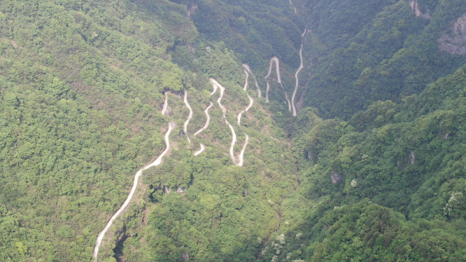 航拍蜿蜒盘山公路湖南张家界