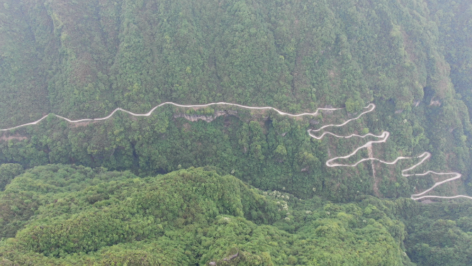航拍蜿蜒盘山公路湖南张家界