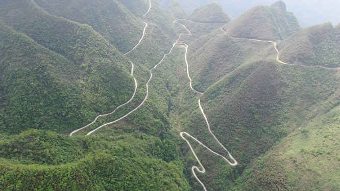 航拍蜿蜒盘山公路湖南张家界